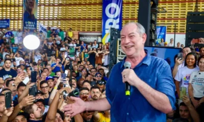 Ciro Gomes confunde gesto de apoiador com símbolo do Comando Vermelho e pede prisão em evento no Ceará