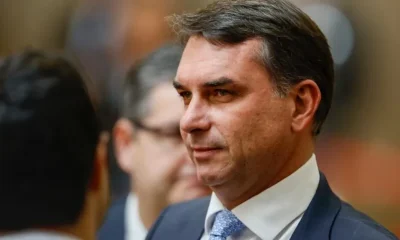 Flávio Bolsonaro compara Lula ao diabo e se diz alvo de perseguição em evento em SP