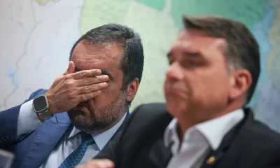 Flávio Bolsonaro aconselhado a se afastar de Cláudio Castro após operação da PF