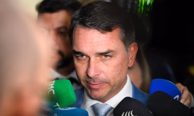 Flávio Bolsonaro é hostilizado com gritos de 'Vorcaro' e 'rachadinha' em evento de prefeitos