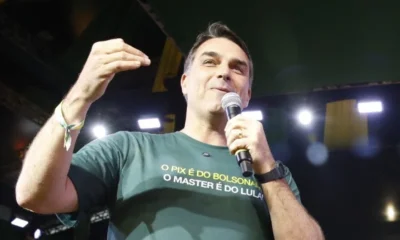 Marqueteiro de Flávio Bolsonaro deixa campanha após áudio polêmico com banqueiro Vorcaro