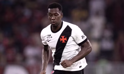 STJD suspende zagueiro Cuesta por um jogo após expulsão em derrota do Vasco contra o Internacional no Brasileirão