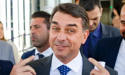 Flávio Bolsonaro comete gafe e confunde Lula com Trump em Washington; assista ao vídeo