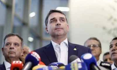 Flávio Bolsonaro critica embaixada brasileira nos EUA por negar espaço para entrevista após encontro com Trump
