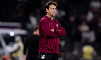 Diniz assume culpa por derrota do Corinthians e defende titularidade de Memphis após revés na Libertadores