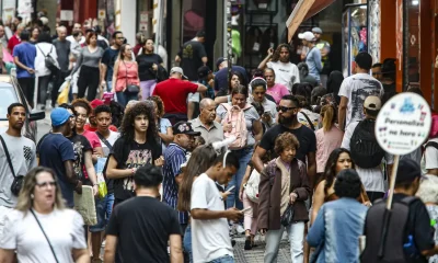 Brasil gera 85,9 mil empregos formais em abril, menor saldo desde o início da pandemia