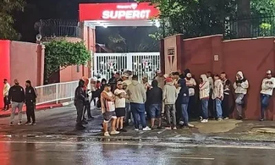 Torcida do São Paulo Cobra Jogadores no CT após Derrota para o Palmeiras: Exigência por Postura e Salários em Dia