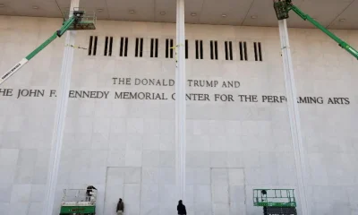 Justiça dos EUA ordena remoção do nome de Trump do Kennedy Center e impede fechamento para reformas