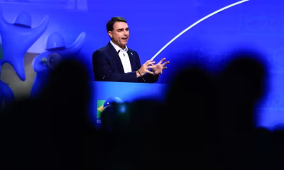 Flávio Bolsonaro intensifica ataques a Lula focando em facções, IA e crise de segurança em estados petistas