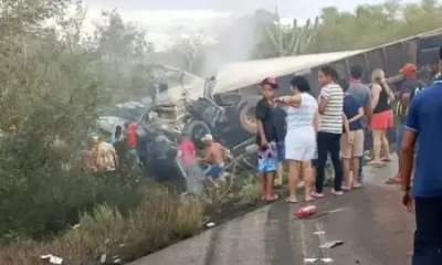 Tragédia na BR-116: Colisão frontal entre carreta, caminhão e van deixa ao menos 15 mortos na Bahia