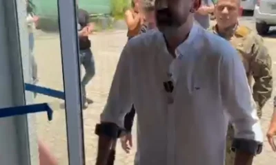 Delegado que perdeu perna em megaoperação no Rio retorna ao trabalho e é saudado como herói