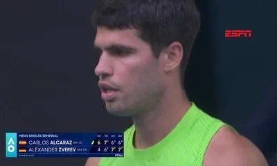 Alcaraz supera cãibras e Zverev em semifinal histórica e avança à final do Australian Open