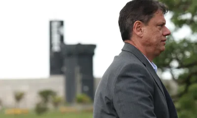 Tarcísio de Freitas Relata Bem-Estar de Bolsonaro na Papudinha e Defende Prisão Domiciliar Devido a Questões de Saúde
