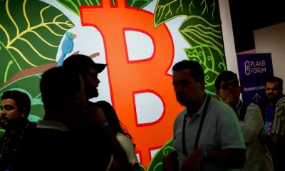 Bitcoin despenca abaixo de US$ 70 mil: Mercado cripto em "crise de fé" com perdas de mais de 44% desde o pico