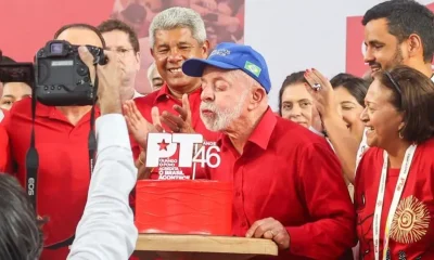 Lula anuncia candidatura à reeleição em evento do PT e declara fim da "era paz e amor"