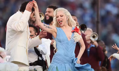 Lady Gaga: O Significado do Vestido Azul com Flores de Maga no Super Bowl 2026 com Bad Bunny