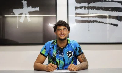 Botafogo celebra primeiro contrato profissional do goleiro Bruninho Samudio, promessa das categorias de base alvinegras