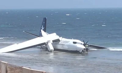 Avião com 55 pessoas sai da pista em pouso de emergência na Somália e para na praia