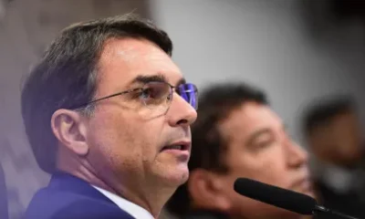 Flávio Bolsonaro compara Lula a "Opala velho" e promete "tesouraço" em gastos públicos para empresários