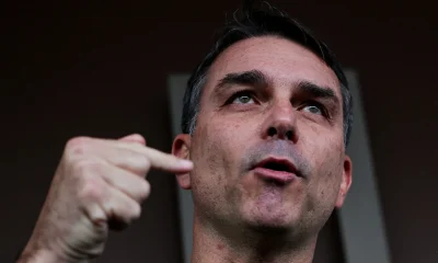 Flávio Bolsonaro ataca Lula com ofensas e comparações depreciativas em evento do BTG