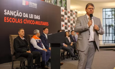 Justiça suspende regras de escolas cívico-militares de Tarcísio em SP e veta PMs em salas de aula