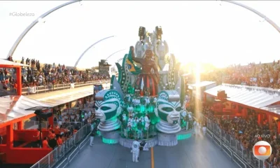 Último carro alegórico do Camisa Verde e Branco enguiça no Anhembi e compromete desfile