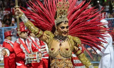 Juliana Paes deslumbra na Sapucaí com fantasia Dolce & Gabbana de 250 horas e 13 artesãos