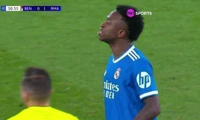 Mourinho critica Vini Jr. após gol e o acusa de "acabar com o jogo" em meio a polêmica de racismo