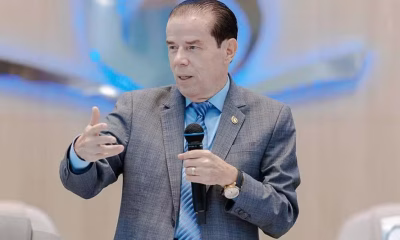Pastor prevê câncer na garganta para envolvidos em ala da Acadêmicos de Niterói que homenageou Lula