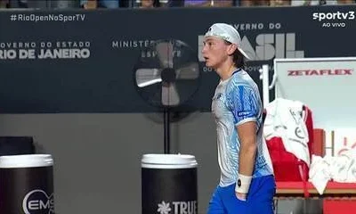 João Fonseca lamenta chances perdidas no Rio Open e foca em duplas após eliminação nas oitavas