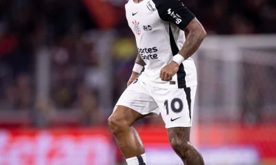 Memphis Depay critica gramado sintético da Arena da Baixada e ironiza arbitragem em postagem do Corinthians