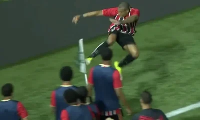 Atacante do São Paulo sub-20, Tetê, repete gesto polêmico e chuta bandeirinha em comemoração de gol contra o Palmeiras