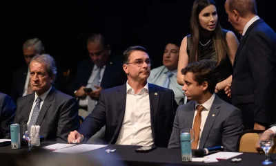 Nikolas Ferreira responde críticas de Eduardo Bolsonaro e reafirma apoio a Flávio, visando 'desgastar' Lula