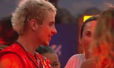 Juliano Floss comenta saída de participante e beijo em festa do BBB 26: 'Depois que a Maxi foi embora, talaricou'
