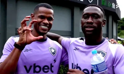 Júnior Santos retorna ao Botafogo e reencontra Bastos em clima de 'família': 'Você está na sua casa'