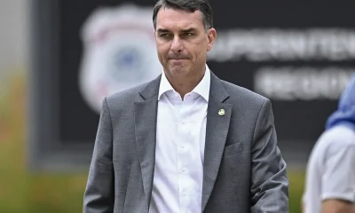 Flávio Bolsonaro registra B.O. por ameaça em rede social ligada à facada de Jair Bolsonaro