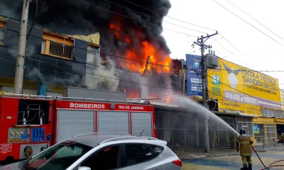 Incêndio de grandes proporções destrói loja de peças de moto em Ramos, Rio de Janeiro