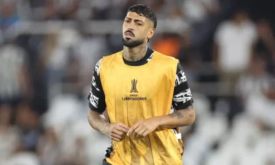 Alexander Barboza, zagueiro do Botafogo, adia definição sobre renovação: 'Não depende de mim'
