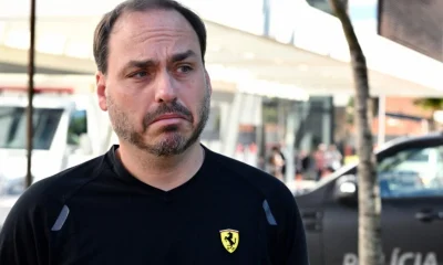Carlos Bolsonaro divulga foto de Jair Bolsonaro em hospital com pneumonia; quadro é "muito delicado"