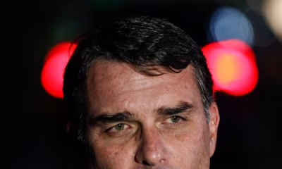 Flávio Bolsonaro busca prisão domiciliar para Jair Bolsonaro em reunião com Alexandre de Moraes