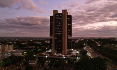 Geopolítica e Juros: Futuros dos EUA caem com alta do petróleo; Fed mantém cautela e Copom corta Selic