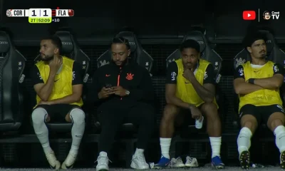 Memphis Depay explica uso de celular no banco do Corinthians após lesão e repreensão em campo