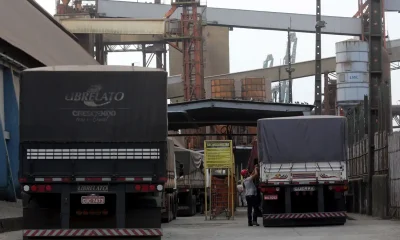 Caminhoneiros desistem de greve nacional após governo regulamentar piso mínimo do frete com MP e resoluções da ANTT