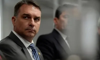 PT apresenta relatório alternativo à CPI do INSS e inclui Flávio Bolsonaro entre 270 indiciados