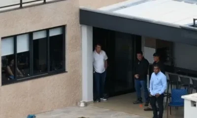 Jair Bolsonaro retorna para casa em Brasília após 125 dias, sob regime de prisão domiciliar