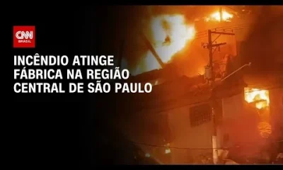 Incêndio de grandes proporções destrói fábrica no Brás, SP; 59 bombeiros e 22 viaturas combatem as chamas