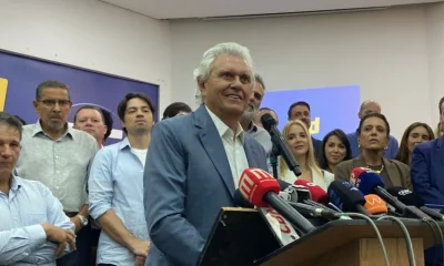 Caiado critica "vivência" de Flávio Bolsonaro para a Presidência e promete anistia a Bolsonaro e condenados do 8/1