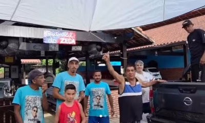 Zeca Pagodinho renova tradição e distribui ovos de Páscoa para crianças em Xerém