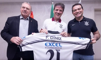 Fernando Diniz retorna ao Corinthians 29 anos depois, desta vez como técnico campeão