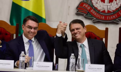 Tarcísio de Freitas apoia PEC de Flávio Bolsonaro contra reeleição e critica mandato único para o Brasil